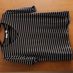 C56 - Nice Black White Tee